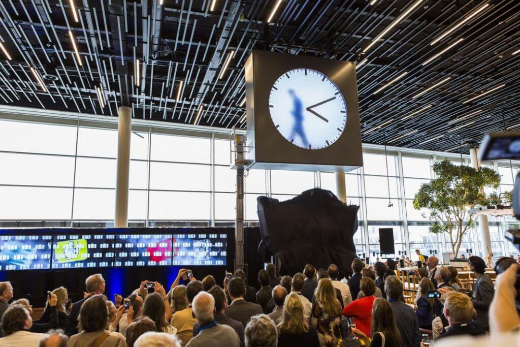 Man in the Clock Schiphol